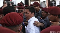 Setelah berhasil masuk, Habiburokhman tampak masih cekcok dengan anggota keamanan KPU. 