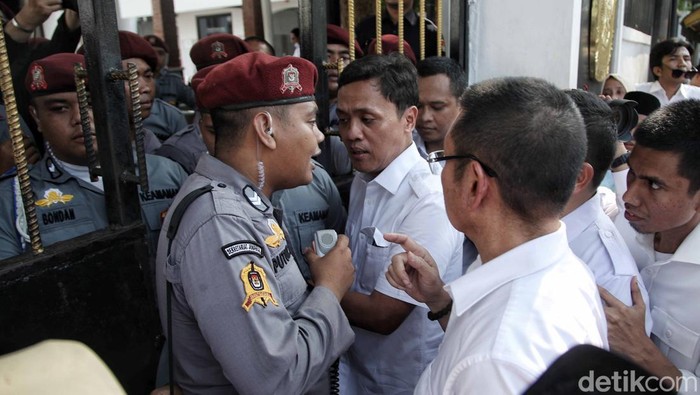 Wakil Ketua Umum Gerindra Habiburokhman berdebat dengan petugas keamanan KPU, Jakarta Pusat, Sabtu (13/5/2023). Habiburokhman sempat bersitegang dengan petugas keamanan KPU karena tidak diperbolehkan masuk karena permasalahan kartu ID saat penyerahan berkas Bacaleg Gerindran
