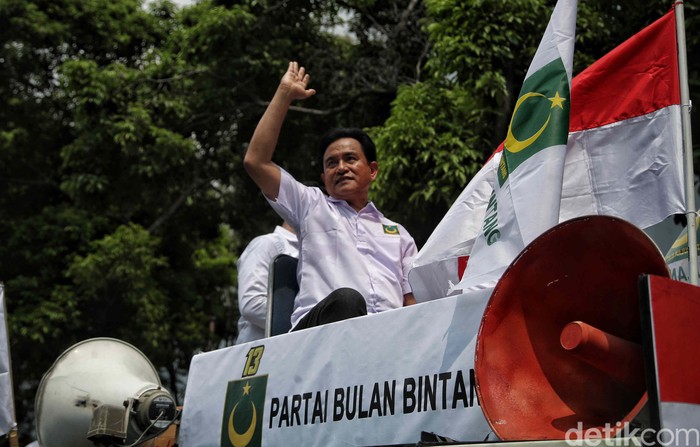 Ketua Umum Partai Bulan Bintang Yusril Ihza Mahendra menyerahkan dokumen daftar bakal calon legislatif (bacaleg) kepada Ketua Komisi Pemilihan Umum (KPU) Hasyim Asyari di Gedung KPU, Jakarta, Sabtu (13/5/2023).