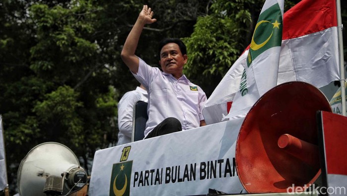 Ketua Umum Partai Bulan Bintang Yusril Ihza Mahendra menyerahkan dokumen daftar bakal calon legislatif (bacaleg) kepada Ketua Komisi Pemilihan Umum (KPU) Hasyim Asy'ari di Gedung KPU, Jakarta, Sabtu (13/5/2023).