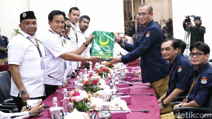 Ketua Umum Partai Bulan Bintang Yusril Ihza Mahendra menyerahkan dokumen daftar bakal calon legislatif (bacaleg) kepada Ketua Komisi Pemilihan Umum (KPU) Hasyim Asy'ari di Gedung KPU, Jakarta, Sabtu (13/5/2023).