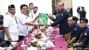 Momen Yusril Serahkan Bacaleg PBB ke KPU