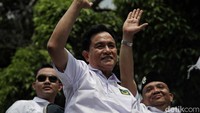 Yusril datang bersama rombongan, terlihat rombongan bersuka ria di depan Gedung KPU saat mengantar pengurus PBB mendaftarkan bacaleg ke KPU.