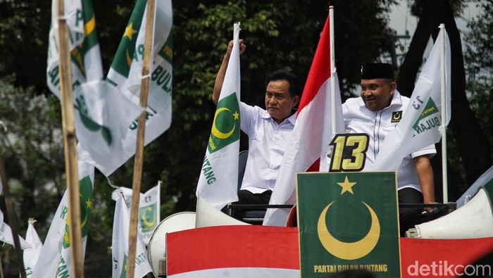 Ketua Umum Partai Bulan Bintang Yusril Ihza Mahendra menyerahkan dokumen daftar bakal calon legislatif (bacaleg) kepada Ketua Komisi Pemilihan Umum (KPU) Hasyim Asy'ari di Gedung KPU, Jakarta, Sabtu (13/5/2023).