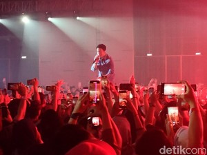 Aksi Energik Ariel dkk Bawakan 21 Lagu dalam Konser Noah di Surabaya