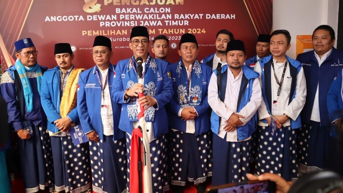 DPW PAN Jawa Timur telah mendaftarkan bakal calon anggota legislatif (Bacaleg) di Kantor KPU Jatim. PAN menargetkan 14 kursi DPRD Jatim.