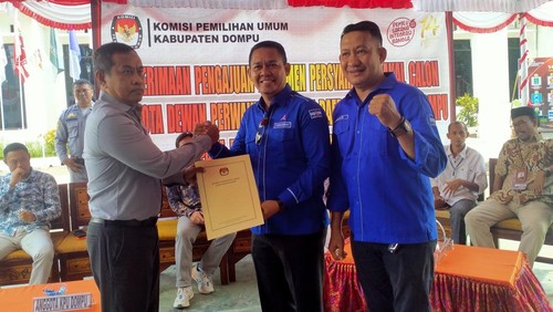 Ketua DPD Demokrat Dompu Ismul Rahmadin (baju biru) Ketua KPU Dompu Arifuddin (baju abu-abu) didampingi oleh Sekretaris DPD Demokrat Dompu. (Faruq Nickyrawi/detikBali)