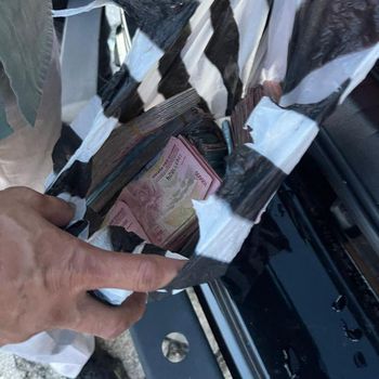 Penampakan uang hasil OTT Kadinkes Kampar ZD dan Kepala Puskesmas berinisial MR (Foto: Istimewa)