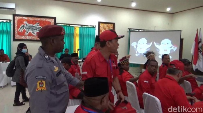Pendaftaran bacaleg PDIP Papua Barat Daya diwarnai keributan antara pengurus partai serta Edo Kondologit sebagai bacaleg.