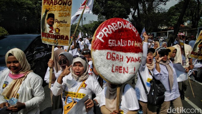 Pendukung Prabowo Dampingi Gerindra Serahkan Bacaleg ke KPU Sekjen Partai Gerindra Muzani menyerahkan dokumen daftar bakal calon legislatif (bacaleg) kepada Ketua Komisi Pemilihan Umum (KPU) Hasyim Asy'ari di Gedung KPU, Jakarta, Dabtu (13/5/2023).
