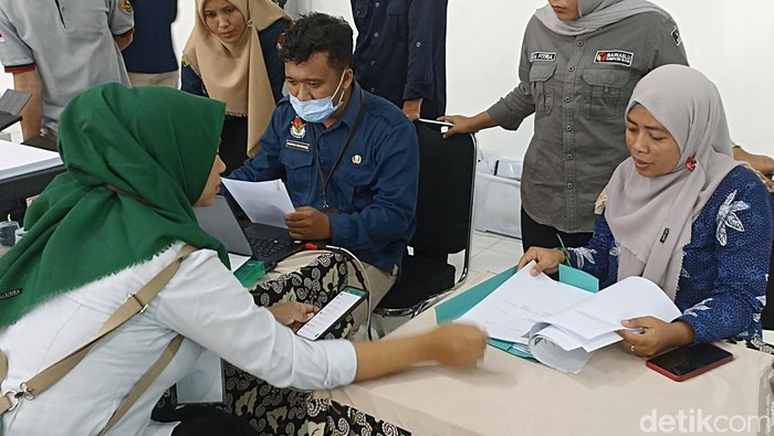 Penelitian berkas bacaleg oleh petugas KPU Blitar.