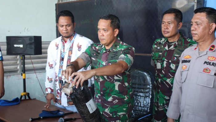 Penemuan paket berisi 1,4 Kg ganja di kargo Bandara SMB II yang akan dikirim ke NTB. (Foto: dok. Lanud SMH Palembang)