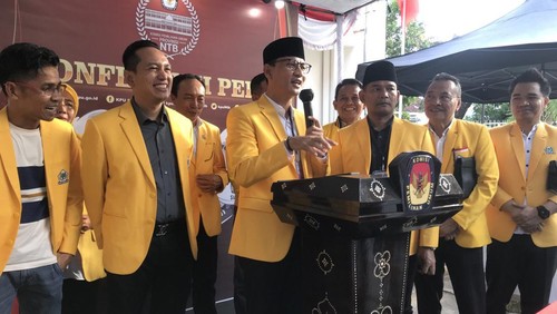 Pengurus DPD Partai Golkar saat mendaftarkan bacaleg ke KPU NTB pada Sabtu (13/5/2023). (Foto: Helmy Akbar/detikBali)