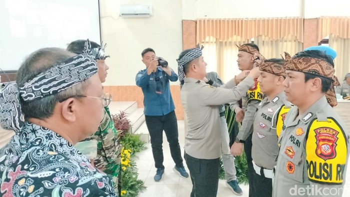 Penyematan Tanda Untuk Penugasan Polisi RW di Cimahi dan KBB