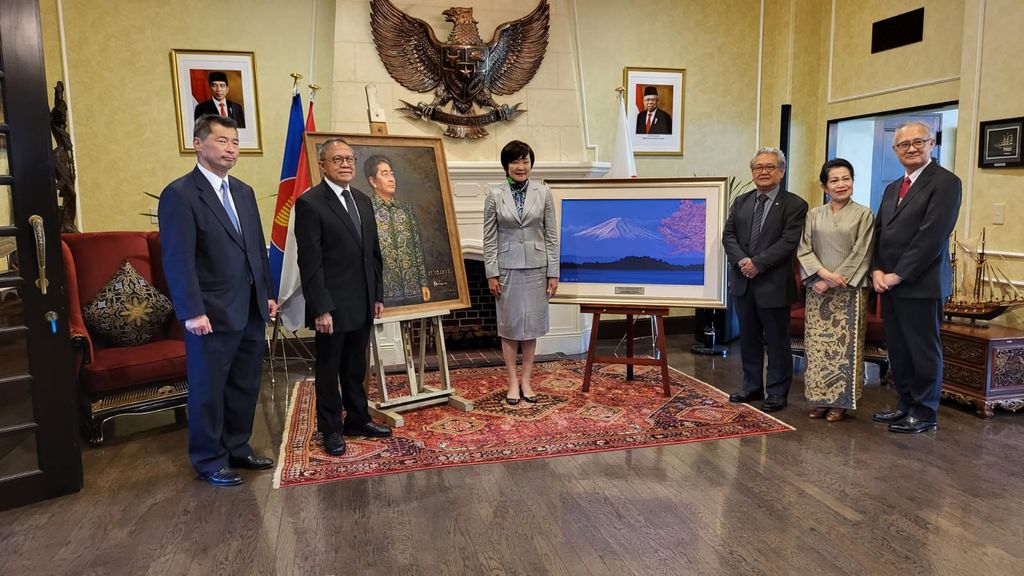 Penyerahan lukisan Gunung Fuji karya Shinzo Abe dan lukisan Shinzo Abe karya Dipo Alam di Wisma Duta pada Jumat, 12 Mei 2023.