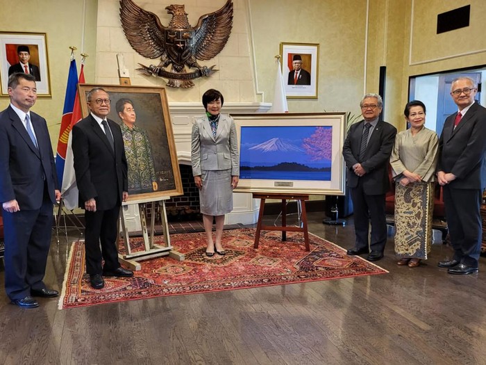Penyerahan lukisan Gunung Fuji karya Shinzo Abe dan lukisan Shinzo Abe karya Dipo Alam di Wisma Duta pada Jumat, 12 Mei 2023.
