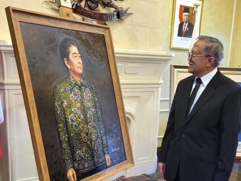 Penyerahan lukisan Gunung Fuji karya Shinzo Abe dan lukisan Shinzo Abe karya Dipo Alam di Wisma Duta pada Jumat, 12 Mei 2023.