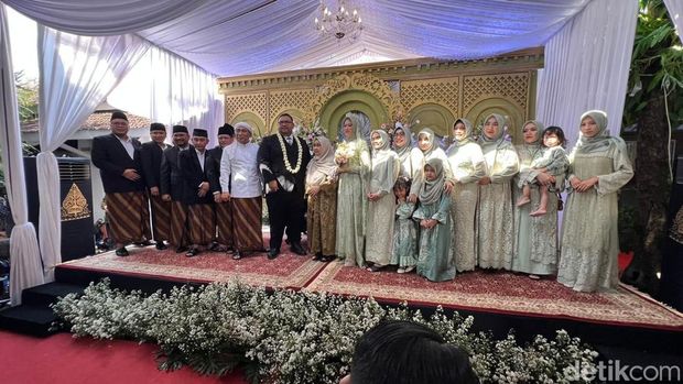 Pernikahan adik Menag Yaqut Cholil Qoumas, Zaim Cholil di Rembang, Sabtu (13/5/2023). Ganjar Pranowo dan sejumlah tokoh hadir.