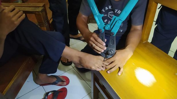 Petugas Damkar Klaten melepas gembok yang terkunci di jempol kaki warga. Foto diunggah Sabtu (13/5/2023).