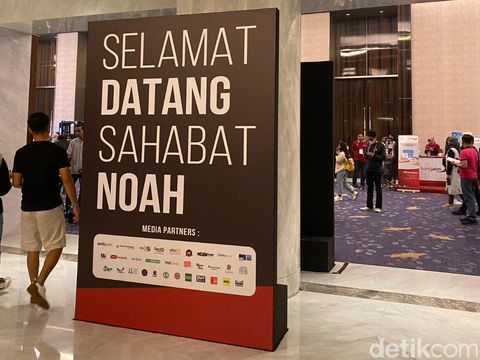 Photo booth dan antrean Sahabat Noah di konser The Great Journey Surabaya