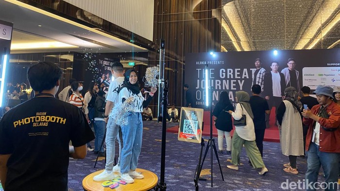 Photo booth dan antrean Sahabat Noah di konser The Great Journey Surabaya
