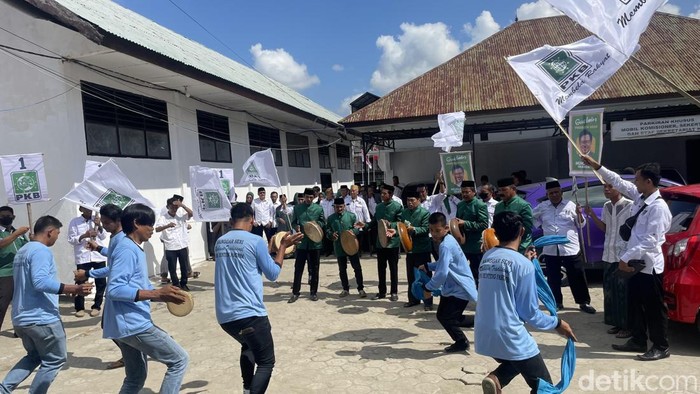 PKB Pinrang saat mendaftarkan bacaleg ke KPU Pinrang diiringi dengan musik gambus.