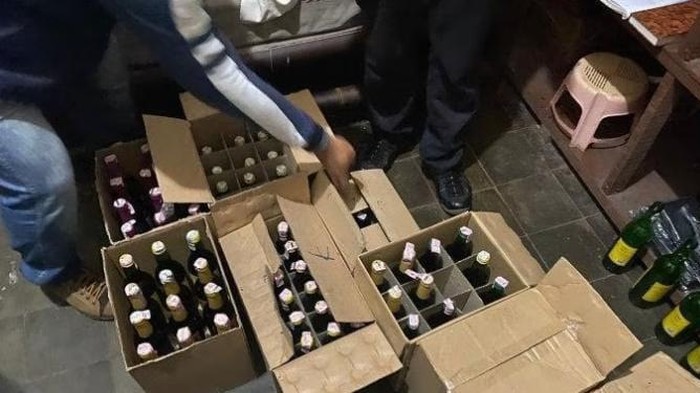 Polisi menyita 105 botol miras berbagai jenis di Gorontalo.