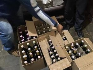 Polisi Gerebek Kios Jual 105 Botol Miras di Gorontalo, 3 Orang Diamankan