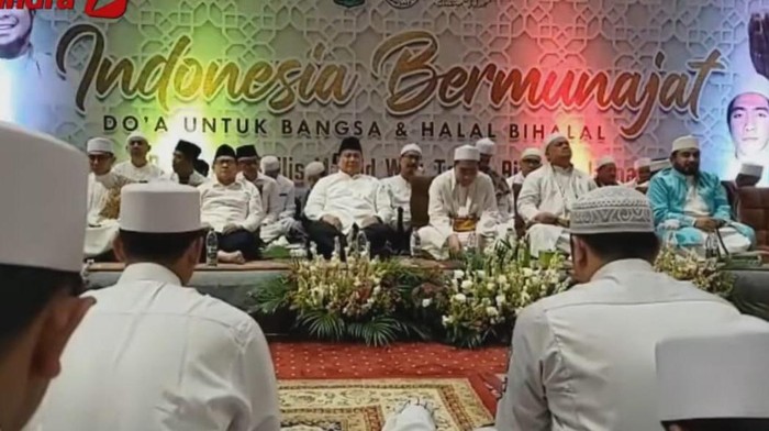 Menteri Pertahanan (Menhan) sekaligus Ketum Partai Gerindra menghadiri acara halalbihalal Majelis Riyadul Jannah. Sejumlah jemaah meramaikan acara halalbihalal acara tersebut.