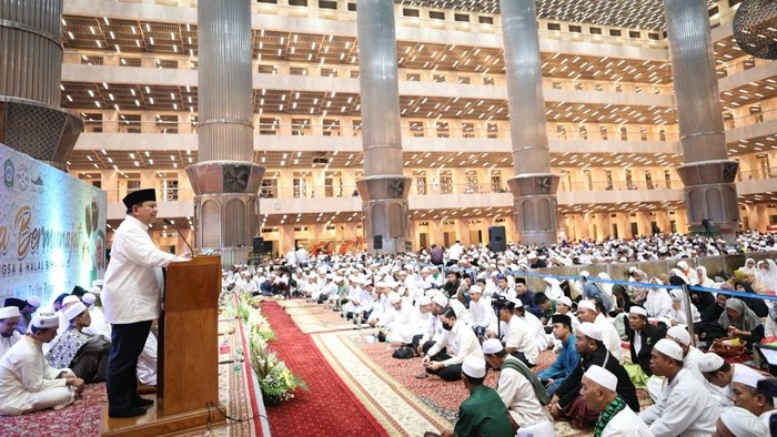 Menhan sekaligus Ketum Partai Gerindra Prabowo Subianto menghadiri acara halalbihalal Majelis Riyadul Jannah di Masjid Istiqlal, Jakarta.