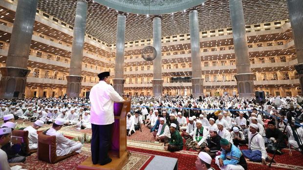 Menhan sekaligus Ketum Partai Gerindra Prabowo Subianto menghadiri acara halalbihalal Majelis Riyadul Jannah di Masjid Istiqlal, Jakarta.