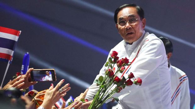Thailand's incumbent Prime Minister Prayuth Chan-ocha greets supporters at the United Thai Nation Party's (Ruam Thai Sang Chart Party) rally event ahead of the upcoming general election, in Bangkok, Thailand, May 12, 2023. REUTERS/Stringer