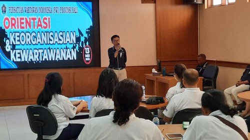 Ketua PWI Bali I GMB Dwikora Putra saat membuka OKK bagi 31 calon anggota yang juga wartawan dari beberapa media cetak atau online, Sabtu (13/5/2023).