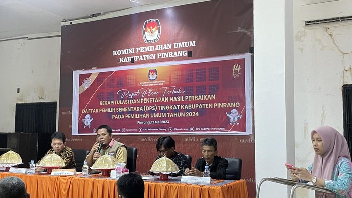 Rapat pleno terbuka penetapan DPSHP di KPU Pinrang.
