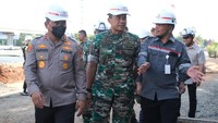 Kapolda Metro Jaya Metro Jaya Irjen Pol Karyoto dan Pangdam Jaya Mayjen TNI Mohamad Hasan bersama pihak KCIC mengecek stasiun Kereta Cepat Jakarta Bandung di Halim, Jakarta Timur. 