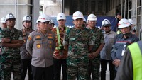 Kapolda Metro Jaya Metro Jaya Irjen Pol Karyoto dan Pangdam Jaya Mayjen TNI Mohamad Hasan beserta jajaran sedang mendengarkan pemaparan dari pihak KCIC. 