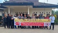 KCIC juga memasang rambu rambu sosialisasi berupa poster ataupun spanduk, terkait mulai dilaksanakannya Test Commissioning KCJB. Harapannya masyarakat mampu berperan aktif dalam menjaga keselamatan dirinya maupun orang lain yang berada dilingkungan trase KCJB. 