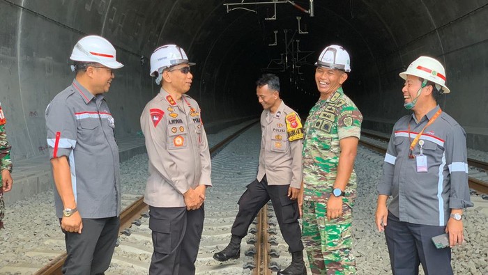 KCIC bersama Kapolda Jawa Barat Irjen Akhmad Wiyagus dan Kasdam 3 Siliwangi Brigjen TNI Agus S mengecej keamanan dan keselamatan di berbagai titik proyek Kereta Cepat Jakarta Bandung