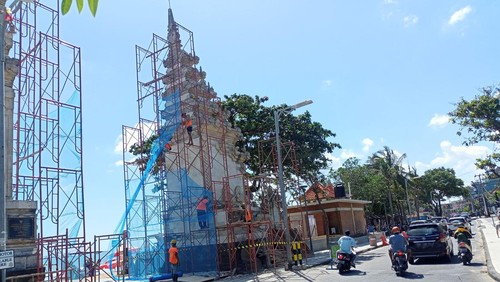 Renovasi tembok Pantai Kuta, Badung, Bali sudah dilakukan, dimulai bongkar tembok atas, Sabtu (13/5/2023).