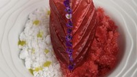 Kreasi dessert buatan Reynold dikenal memiliki tampilan yang cantik. Dessert satu ini ia sebut Floral, terdiri dari yogurt, orange blossom, feijoa, myrtle, dan yuzu. Foto: Instagram @reynoldpoer
