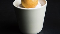 Kalau kreasi satu ini namanya adalah Chewy Mochi Donut. Donat yang teksturnya kenyal ini diberikan isian krim parmesan, dengan sentuhan lada hitam dan jamur truffle. Foto: Instagram @reynoldpoer
