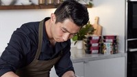 Reynold Poernomo juga jago membuat masakan yang lezat. Begini momennya ketika membuat salah satu hidangan utama. Foto: Instagram @reynoldpoer