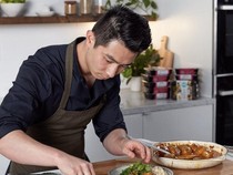 Chef Reynold Poernomo Bikin Kembang Goyang Pakai Kaviar, Ini Komentar Netizen