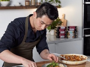 Chef Reynold Poernomo Bikin Kembang Goyang Pakai Kaviar, Ini Komentar Netizen