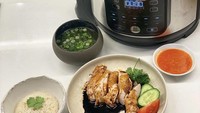 Adik chef Arnold ini juga pernah menunjukkan dirinya membuat nasi ayam Hainan di rumah. Nasi yang gurih itu ia masak langsung dari rice cooker, kemudian ia juga menyajikan ayam panggang yang gurih nagih. Foto: Instagram @reynoldpoer