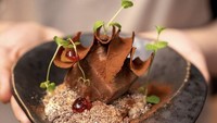 Dessert cokelat satu ini diberi nama NOI. Rasa cokelat yang pekat terasa di setiap gigitannya. Jenis dessert ini dapat ditemui si KOI Dessert Bar. Foto: Instagram @reynoldpoer