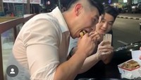 Poernomo bersaudara ini tampak seru ketika menikmati martabak Pecenongan. Begini momen mereka berdua yang takpak hangat. Foto: Instagram @reynoldpoer