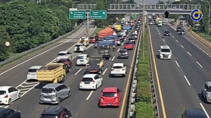 Screenshot CCTV Tol JORR Km 38 pukul 09.31 WIB, Sabtu (13/5/2023) via Travoy
