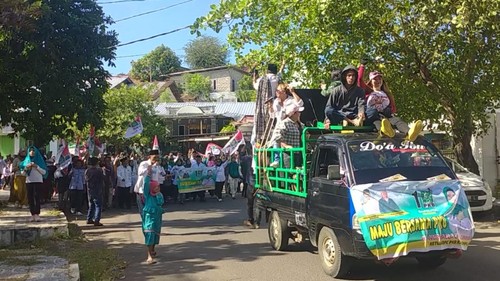 Simpatisan partai politik memadati kantor KPU Kabupaten Dompu, NTB, Sabtu (13/5/2023). Sebanyak enam parpol mendaftarkan bacaleg hari ini.