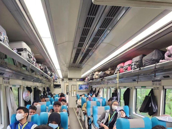 Siswa SMAN 3 Bandung study tour pake kereta eksekutif